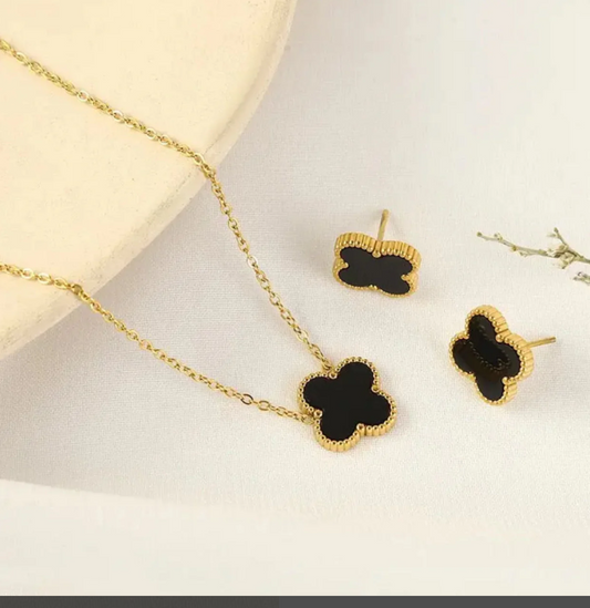 Clover Pendant With Ear Studs